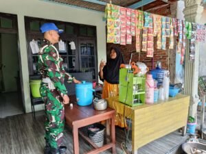 Pastikan Tidak Ada Tunggakan, Provos Kodim Sragen Datangi Warung di Lokasi TMMD
